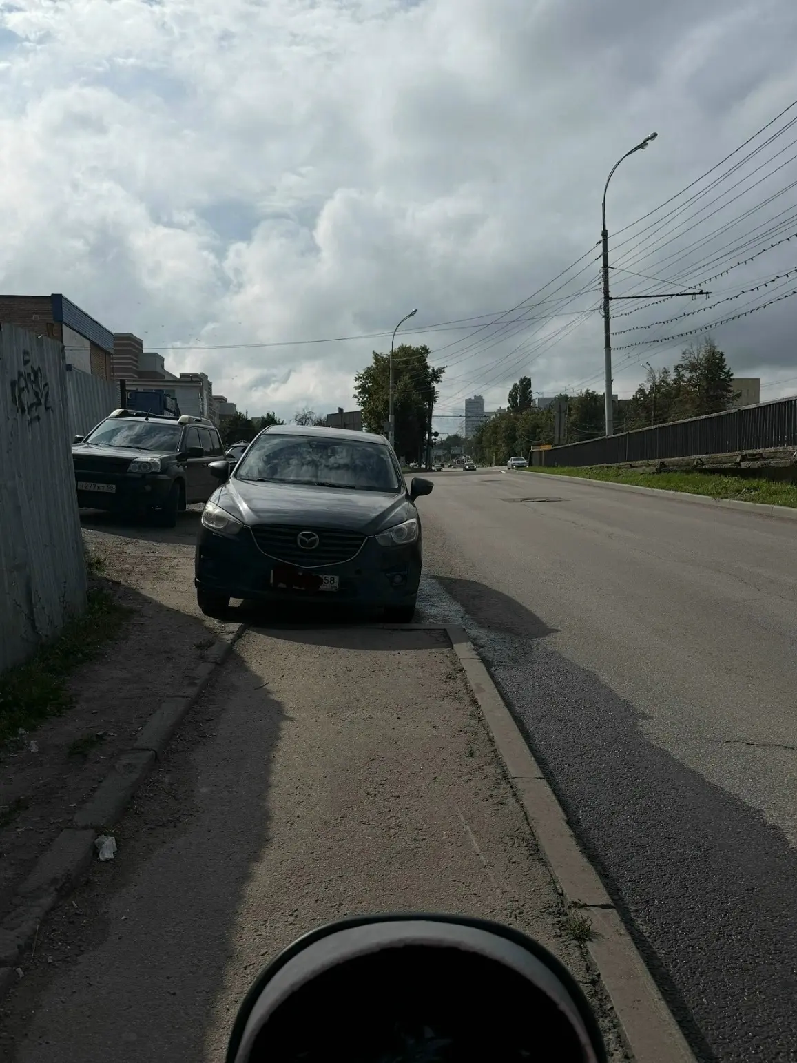 Вот такие парковщики у нас ... Не пройти с коляской.
Фото: Черный список Пенза