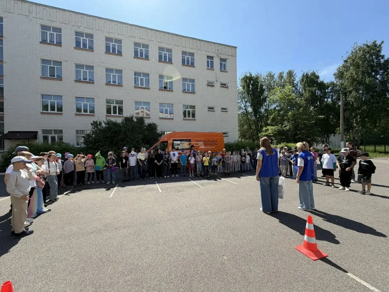 🚦 Сегодня сотрудники ГИБДД провели увлекательный квест для воспитанников лагеря, посвя...