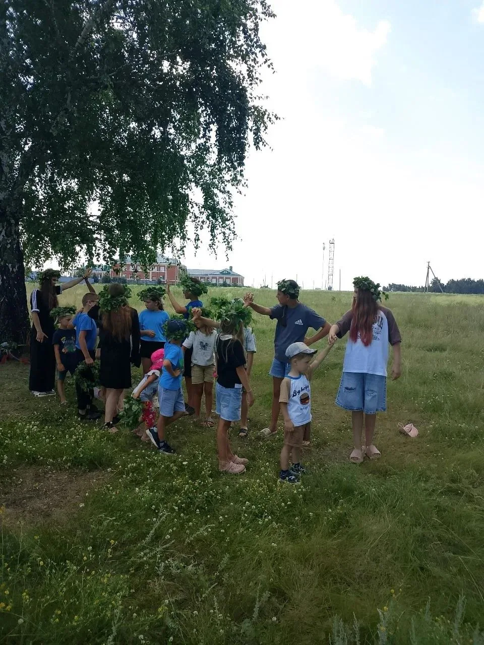 ИВАН КУПАЛА В ЛЕСУ: КАК РЕБЯТА  ЗАГАДЫВАЛИ ЖЕЛАНИЯ И ПЛЕЛИ ВЕНКИ
👫В самый волшебный день лета, в но