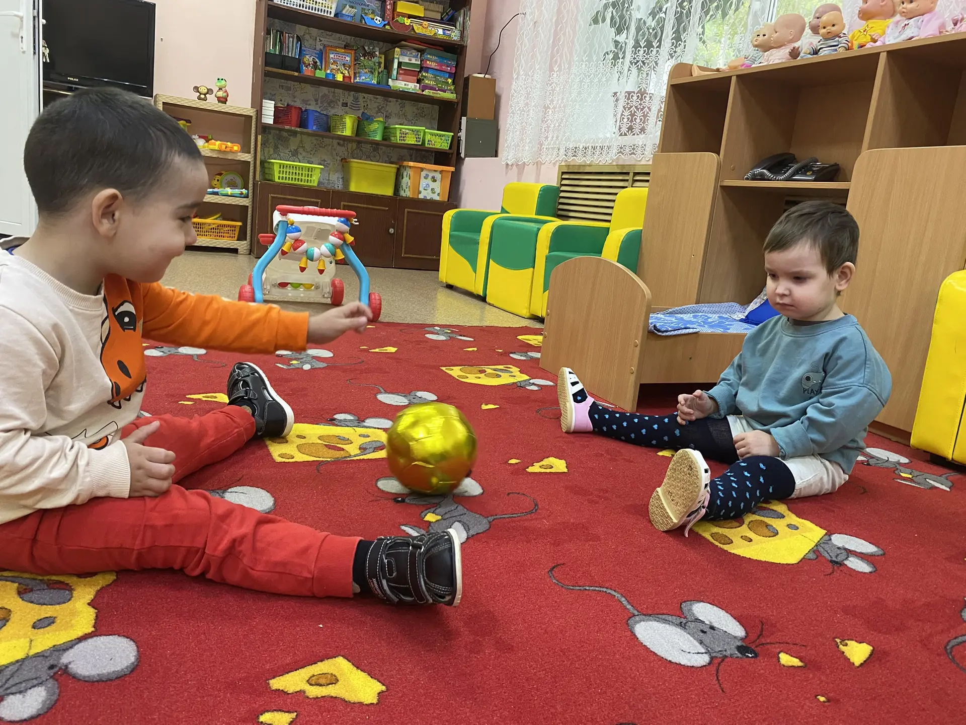 В первой младшей группе «Вишенки» продолжается адаптация «Здравствуй, детский сад!». Гл...