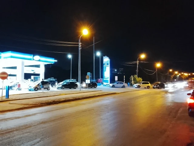 Такая вот очередь на лазурной почти в час ночи )