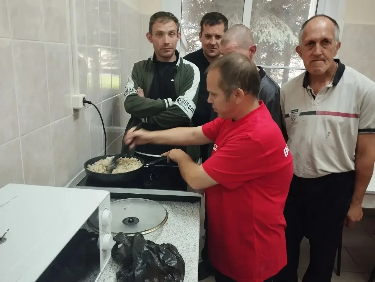 Сегодня вечером наши ребята решили устроить настоящий кулинарный эксперимент! Вместо привычного ужин