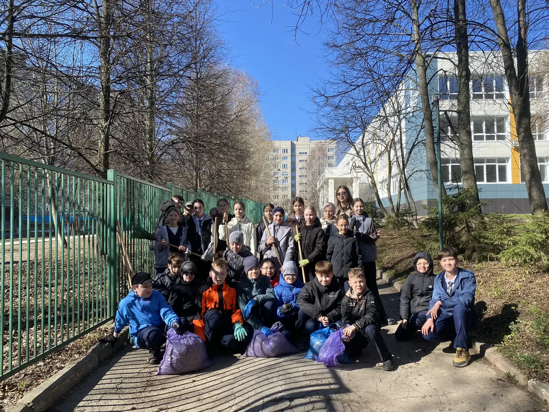 Субботник в лицее: вместе делаем мир чище!  Сегодня в лицее царит особая атмосфера — здесь даже самы