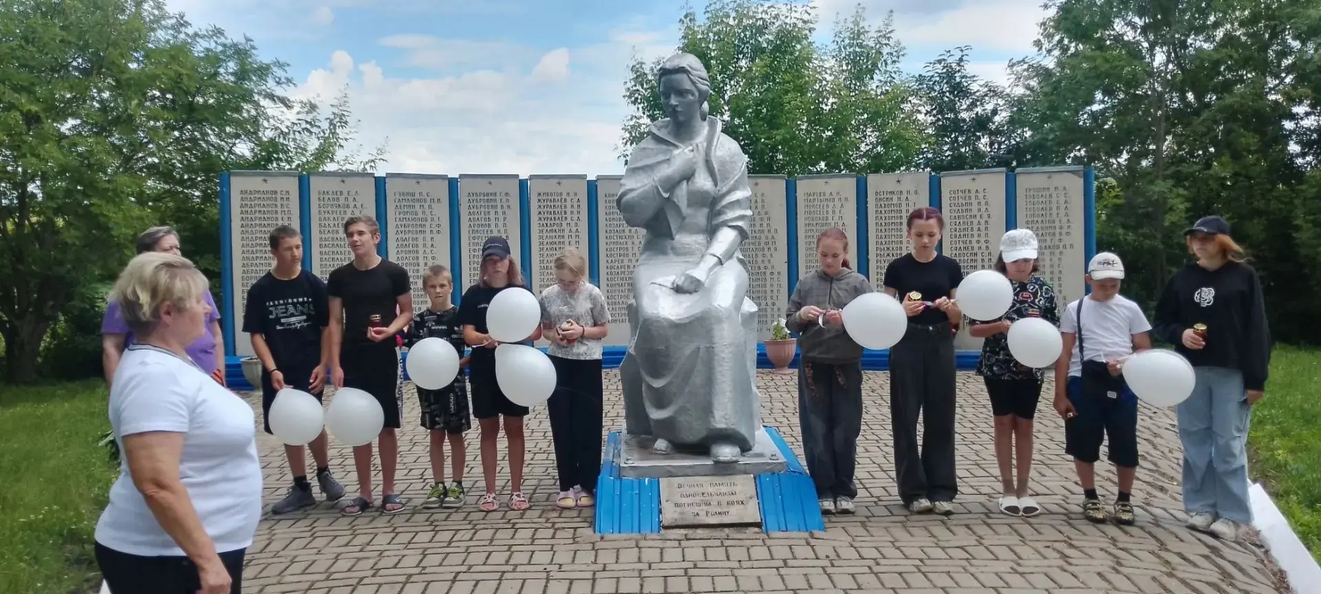 В оздоровительном лагере «Ручеек» у памятника воинам, не вернувшимся с войны,  22 июня, в День памят