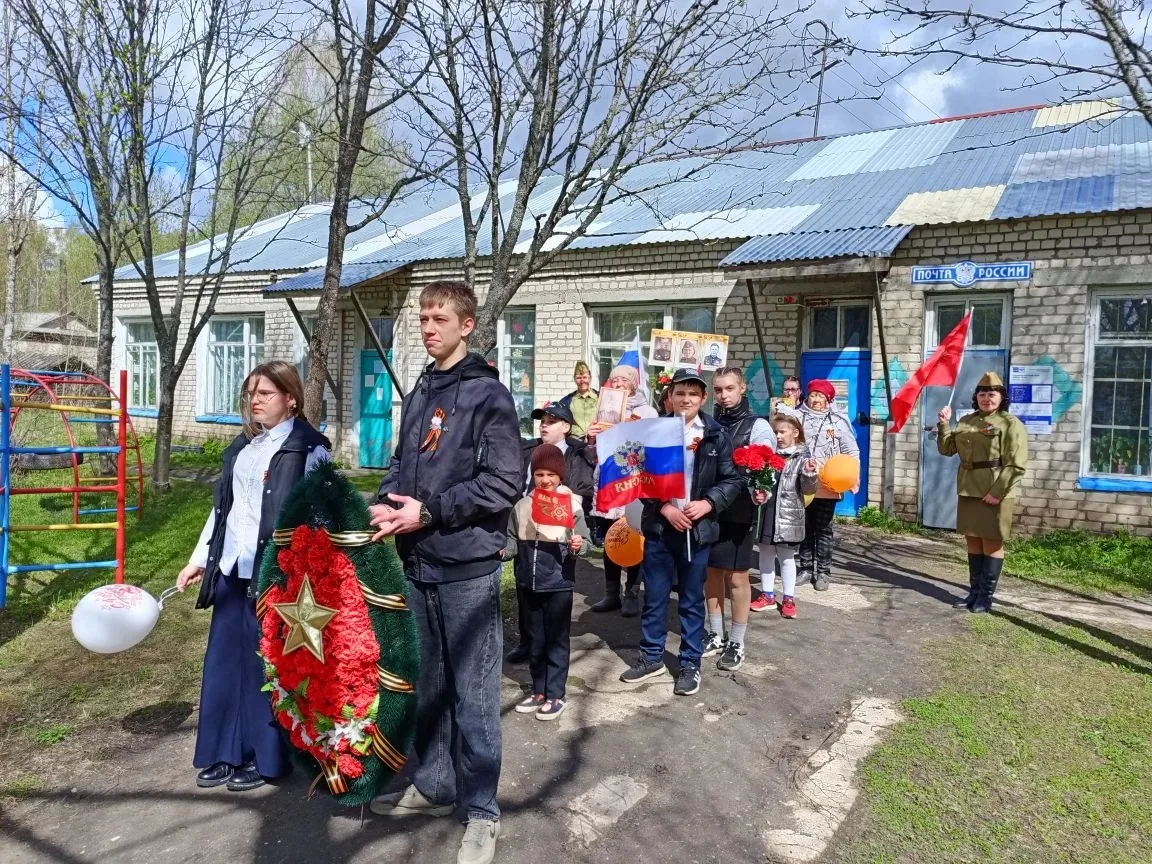 В селе Покров прошла акция "Бессмертный полк". У памятника воинам- землякам, погибшим в...