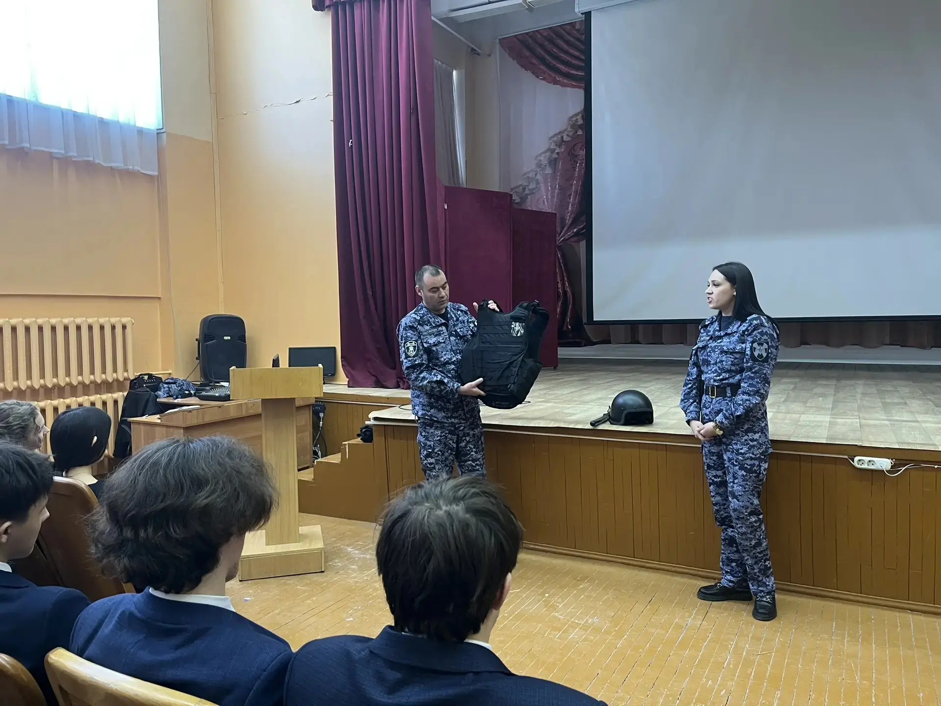 Ученики старших классов с большим интересом и уважением познакомились с одной из самых ответственных