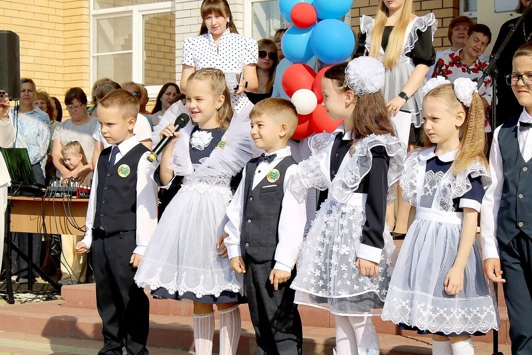 Здравствуй, осень золотая, школа, солнцем залитая!