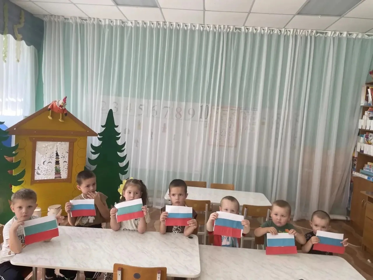День Государственного флага России отмечается 22 августа.