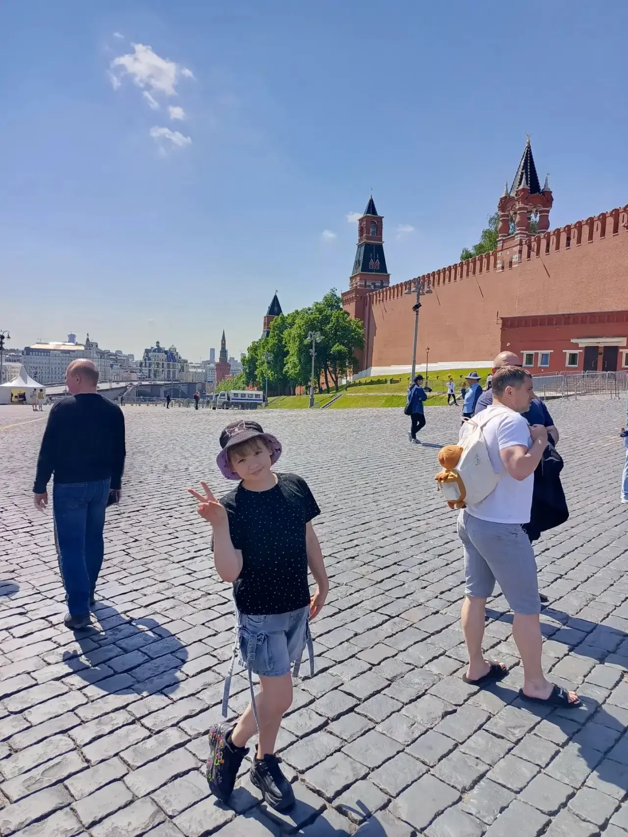 Тюкавкина Виктория, ученица 3 класса, принимает участие в акции «С любовью к России!», посвященной Д