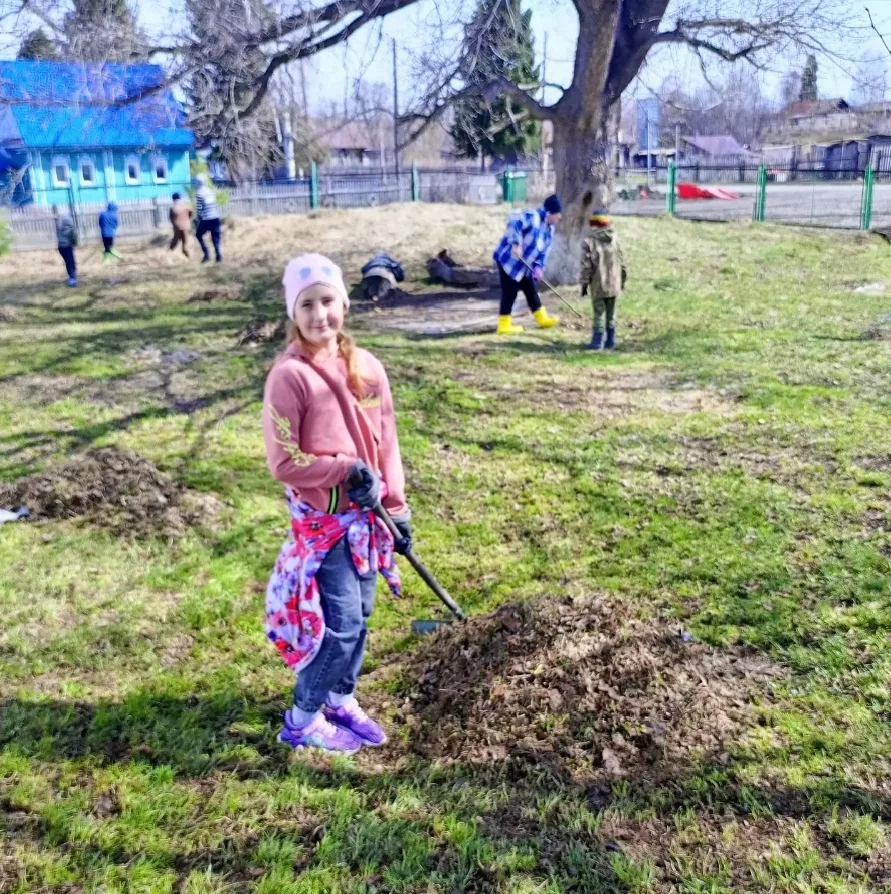 Сегодня в Макарьевской школе прошёл субботник. Погода выдалась хорошей, и дети с большим энтузиазмом