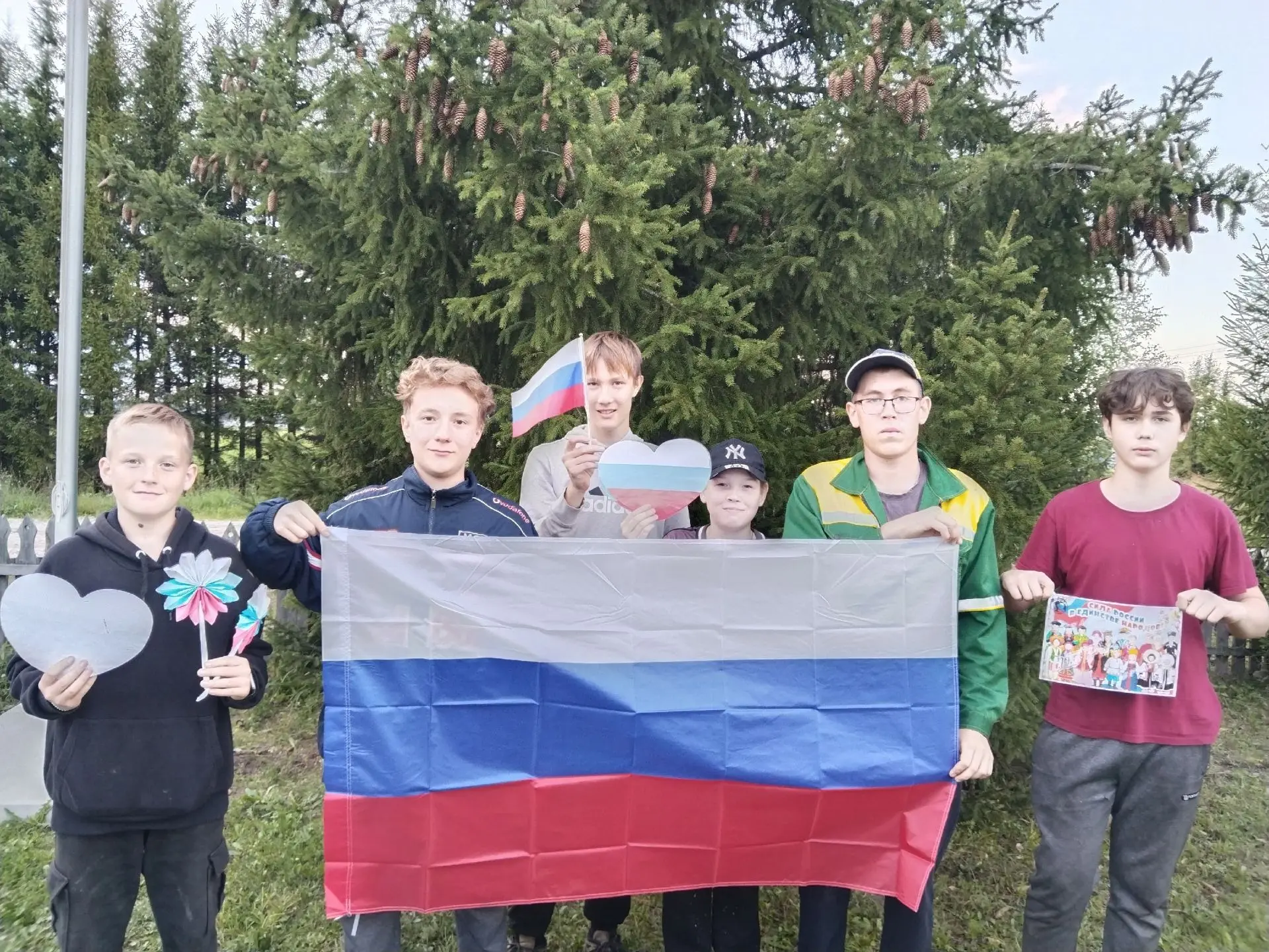 Ко Дню Государственного флага РФ библиотеки Рыбно‑Слободского района развернули настоящ...