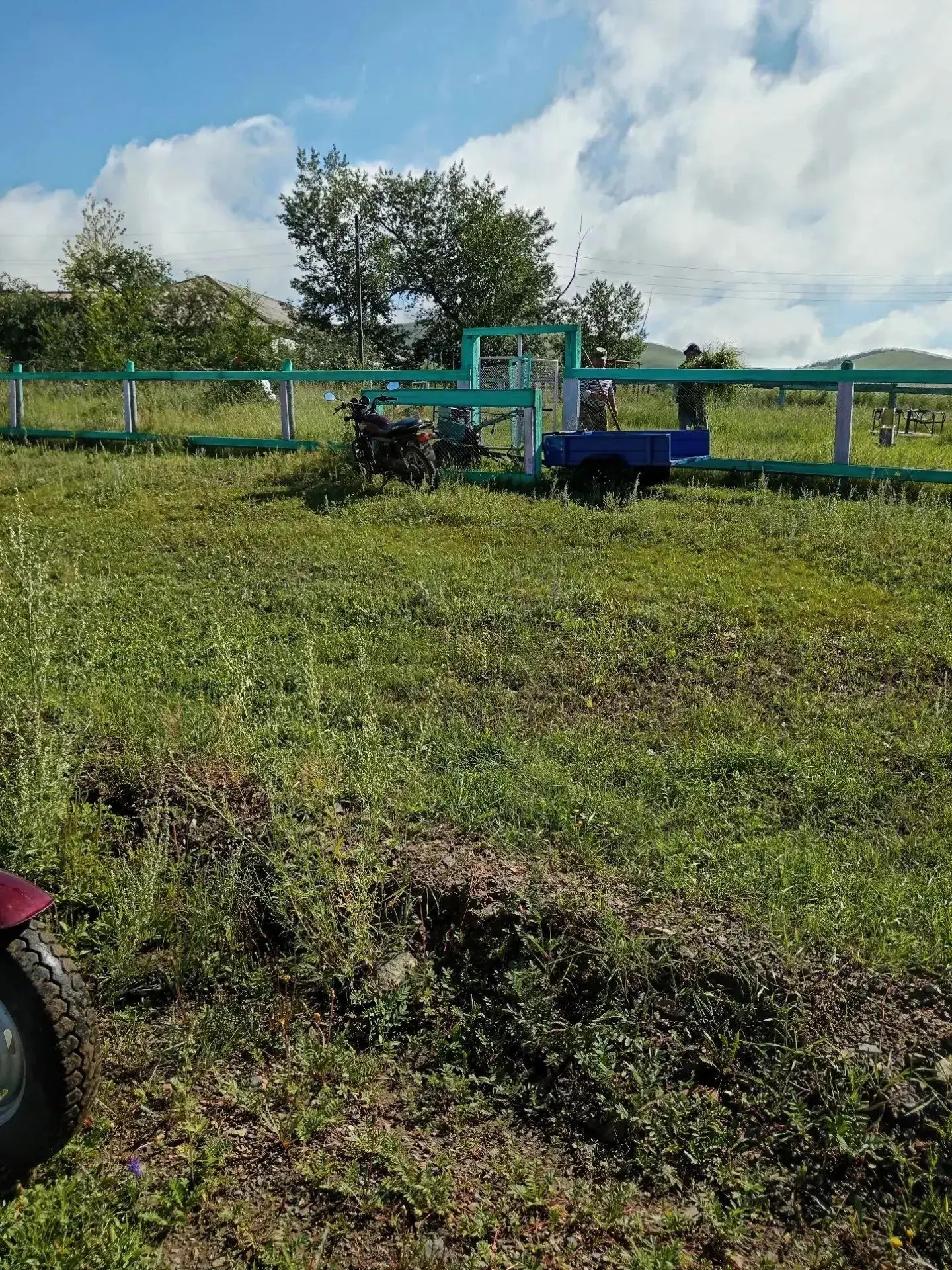 В п.Булум администрация производит удаление травы на детской площадке.