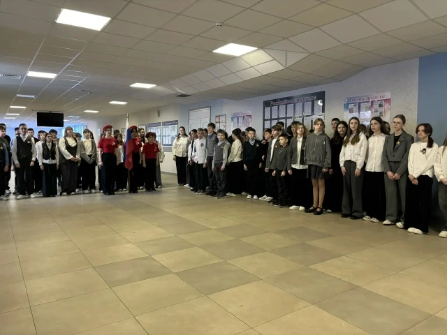 🇷🇺Утро в нашем центре образования традиционно началось с торжественной церемонии выно...