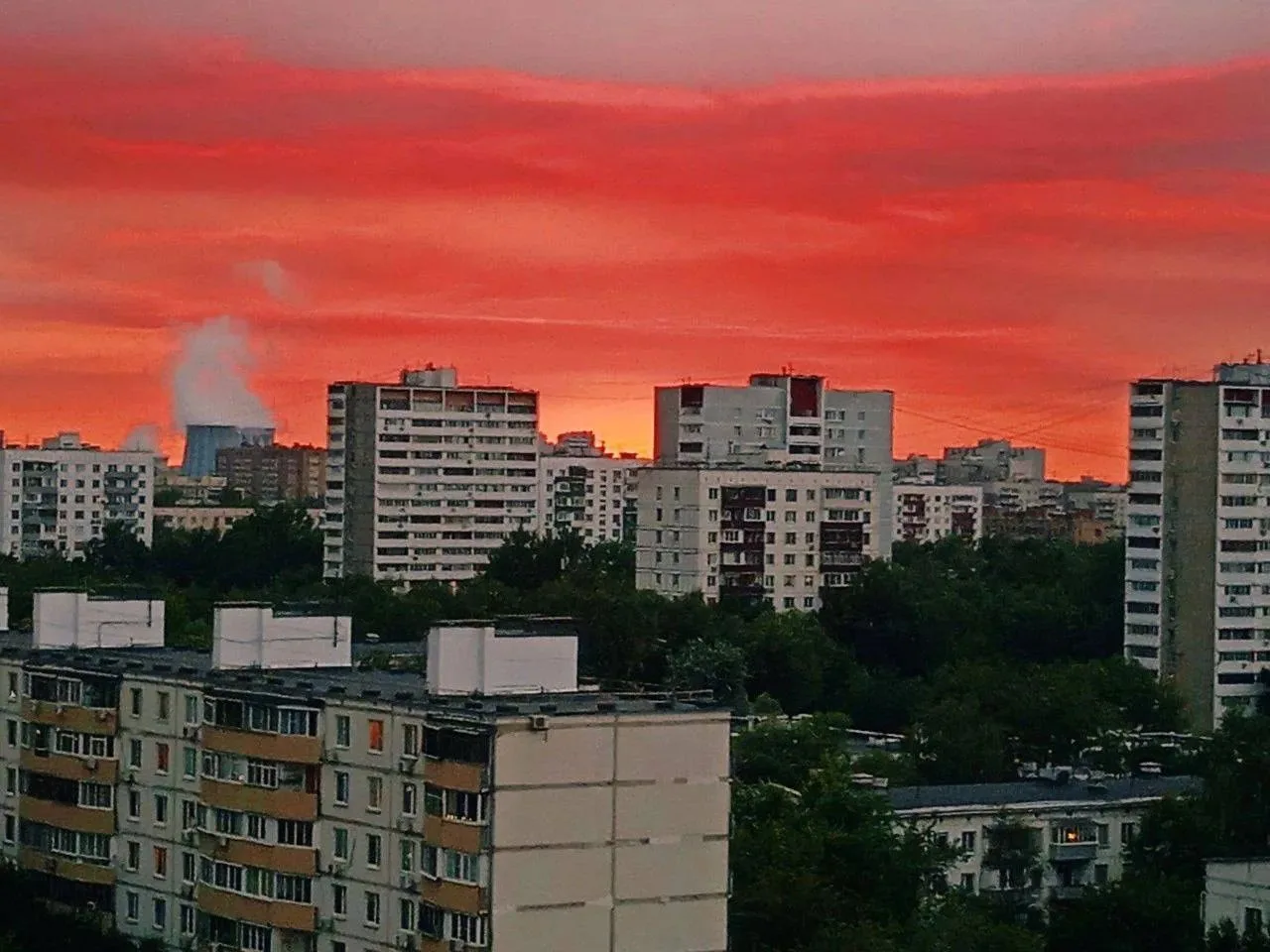 ❤️ Первый день октября Москва проводила красивым закатом.