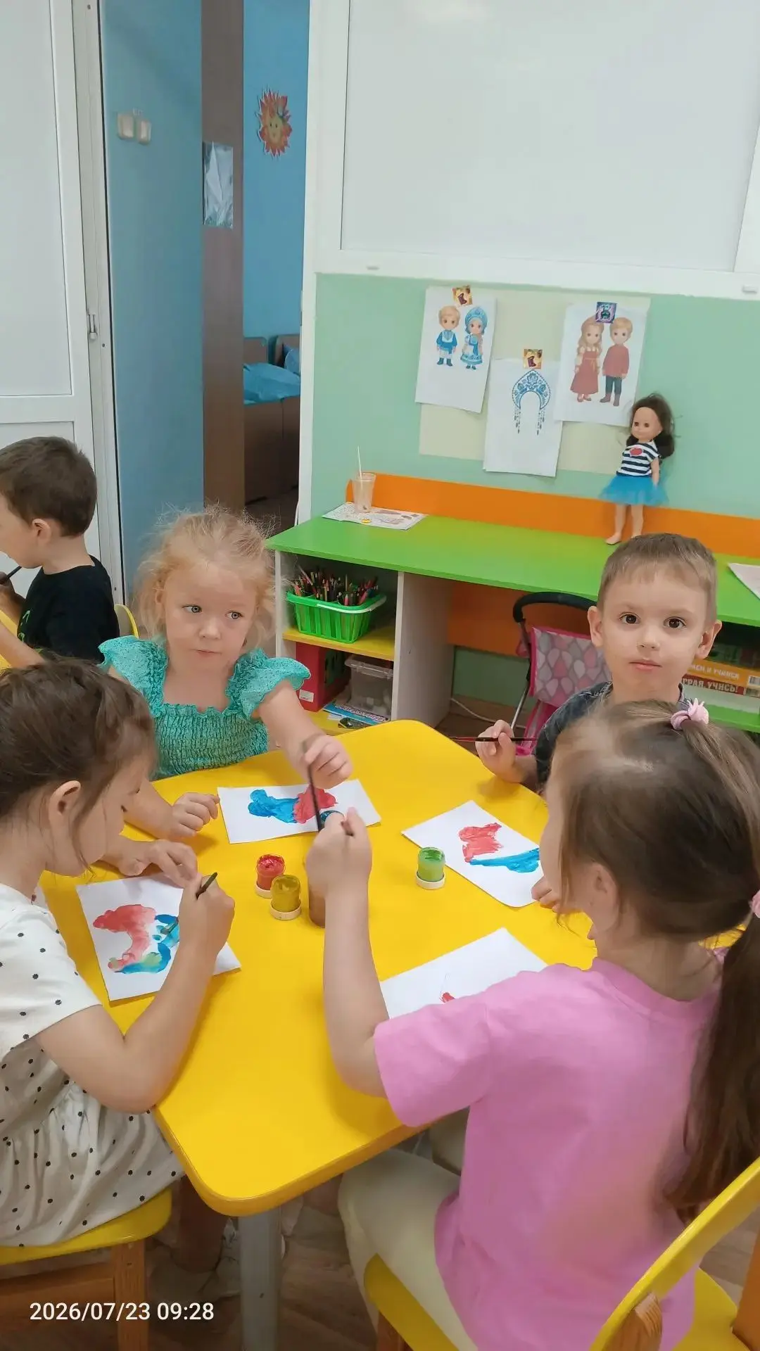 Ребята средней группы №8, познакомилась с русскими народными сказками, национальными русскими костюм