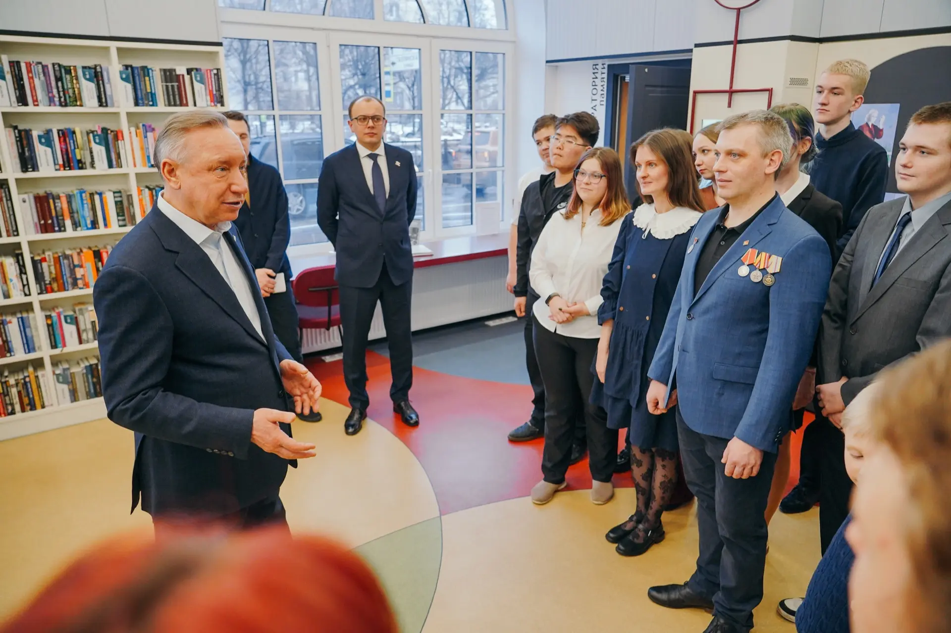 Вручил ветерану СВО, руководителю Центра поискового движения «Рейд 2.0» Евгению Петерсу знак «За уча