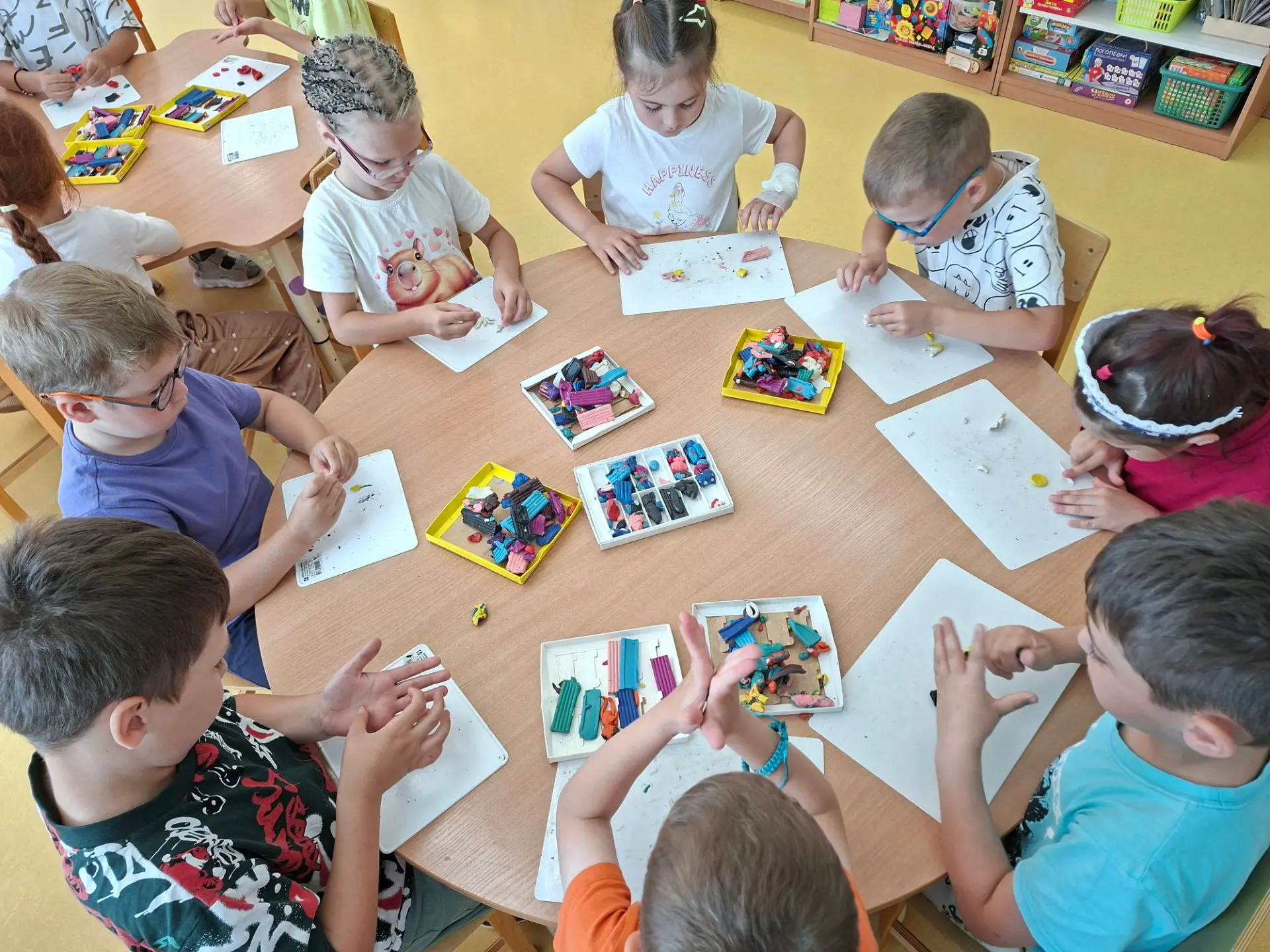 Ребята групп 7,11,9,14 с помощью пластилинографии творческую, коллективную работу