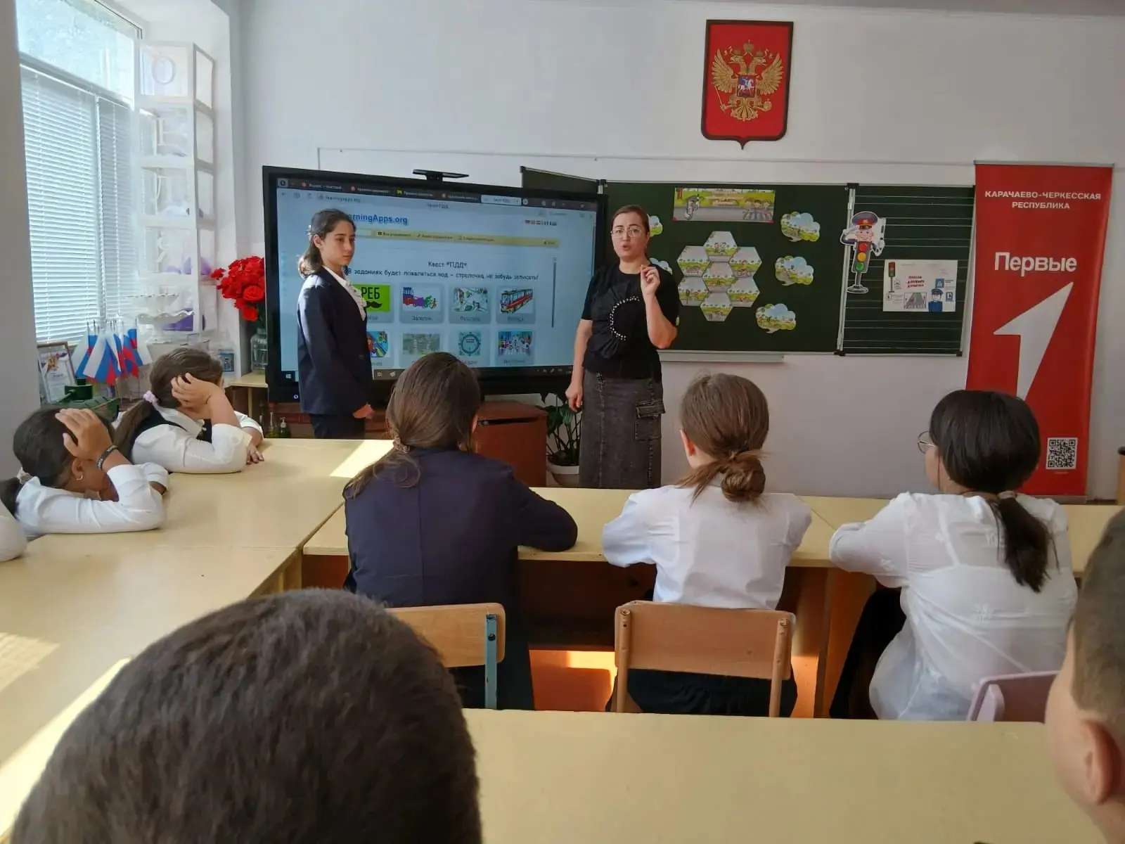 🚦🚗 🥳  В рамках недели безопасного дорожного движения в период летних каникул в 7 "б"...