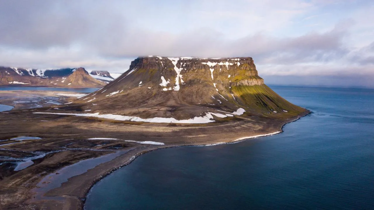 📍 Новая Земля — один из крупнейших архипелагов российской Арктики. 

🌊 Он расположен между Баренце