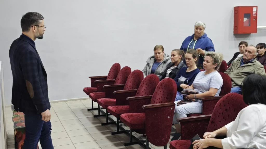 В Каразее прошла встреча с депутатом Государственной Думы 

17 июня в МКУК КРЦ «Колос» с. Каразей со