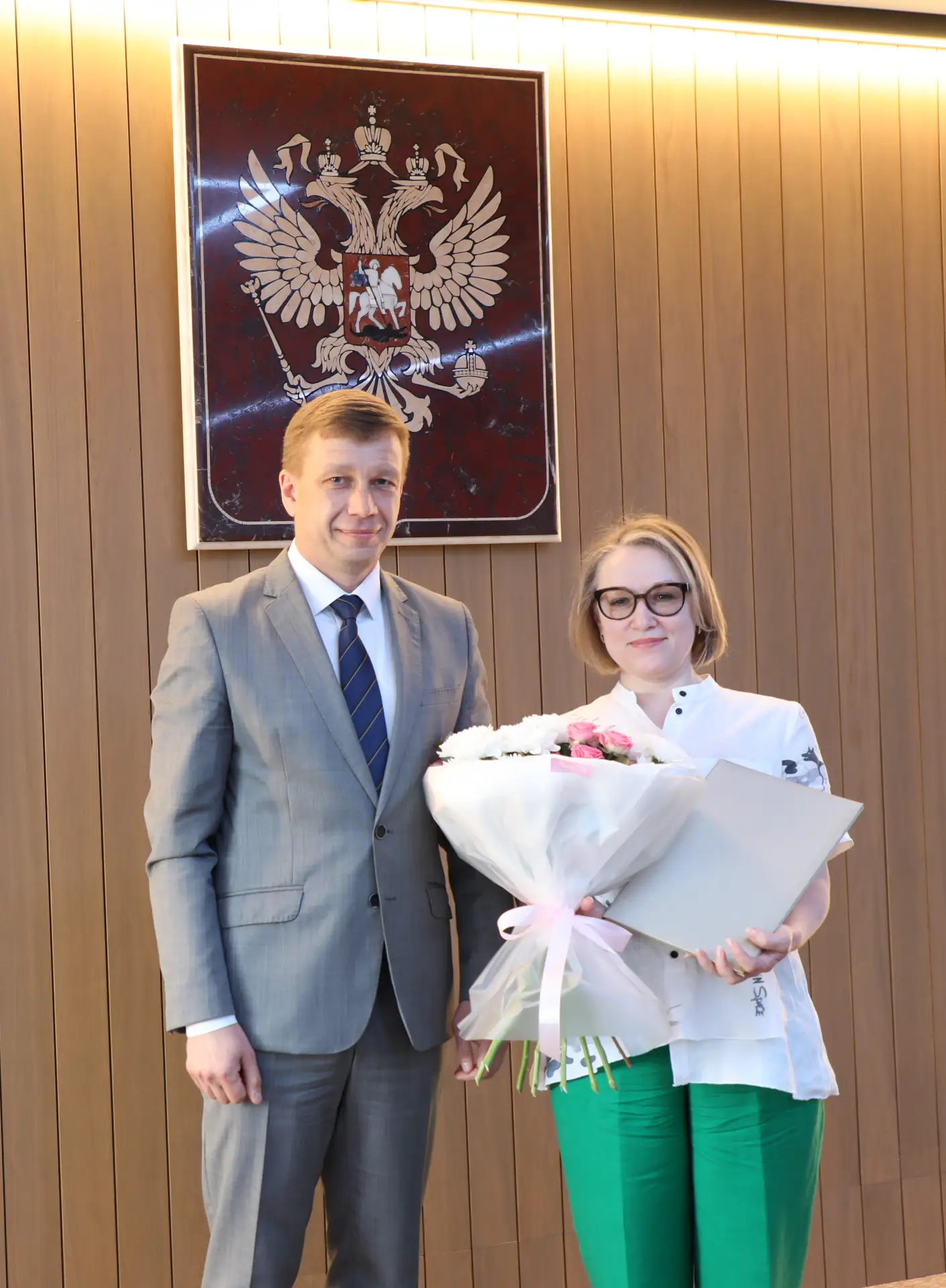 Руководство и судьи суда округа в торжественной обстановке поздравили судью в отставке ...