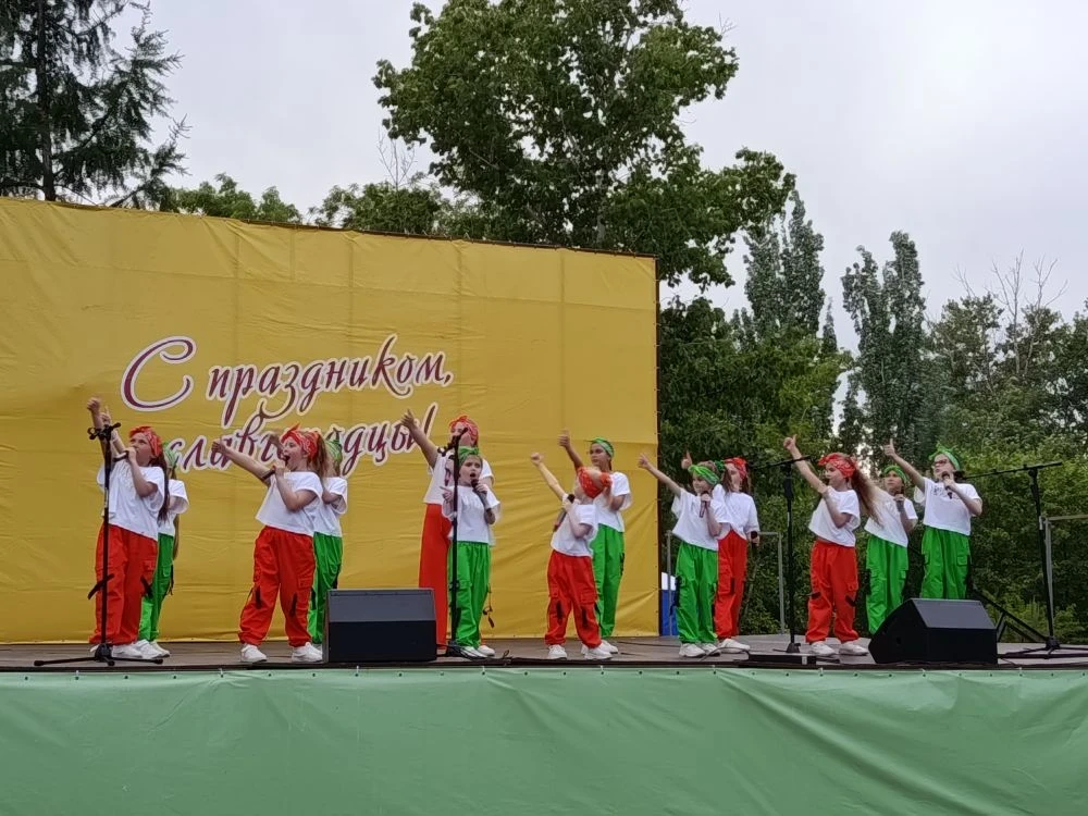 Вчера, творческие коллективы школы приняли участие в мероприятиях ко Дню защиты детей. На Малом Арба