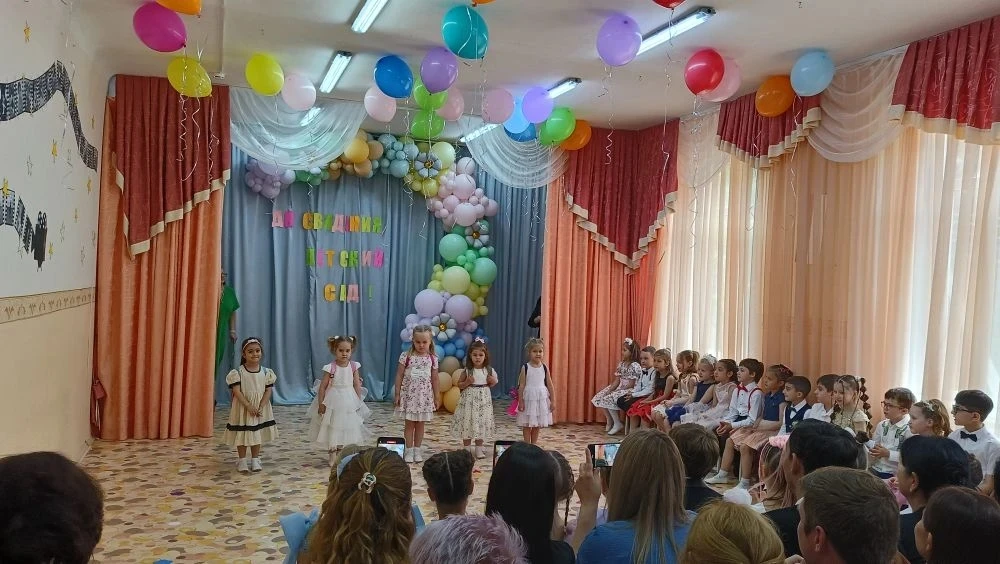Кажется, только вчера Вы привели в этот садик совсем крохотного малыша, который боялся ...