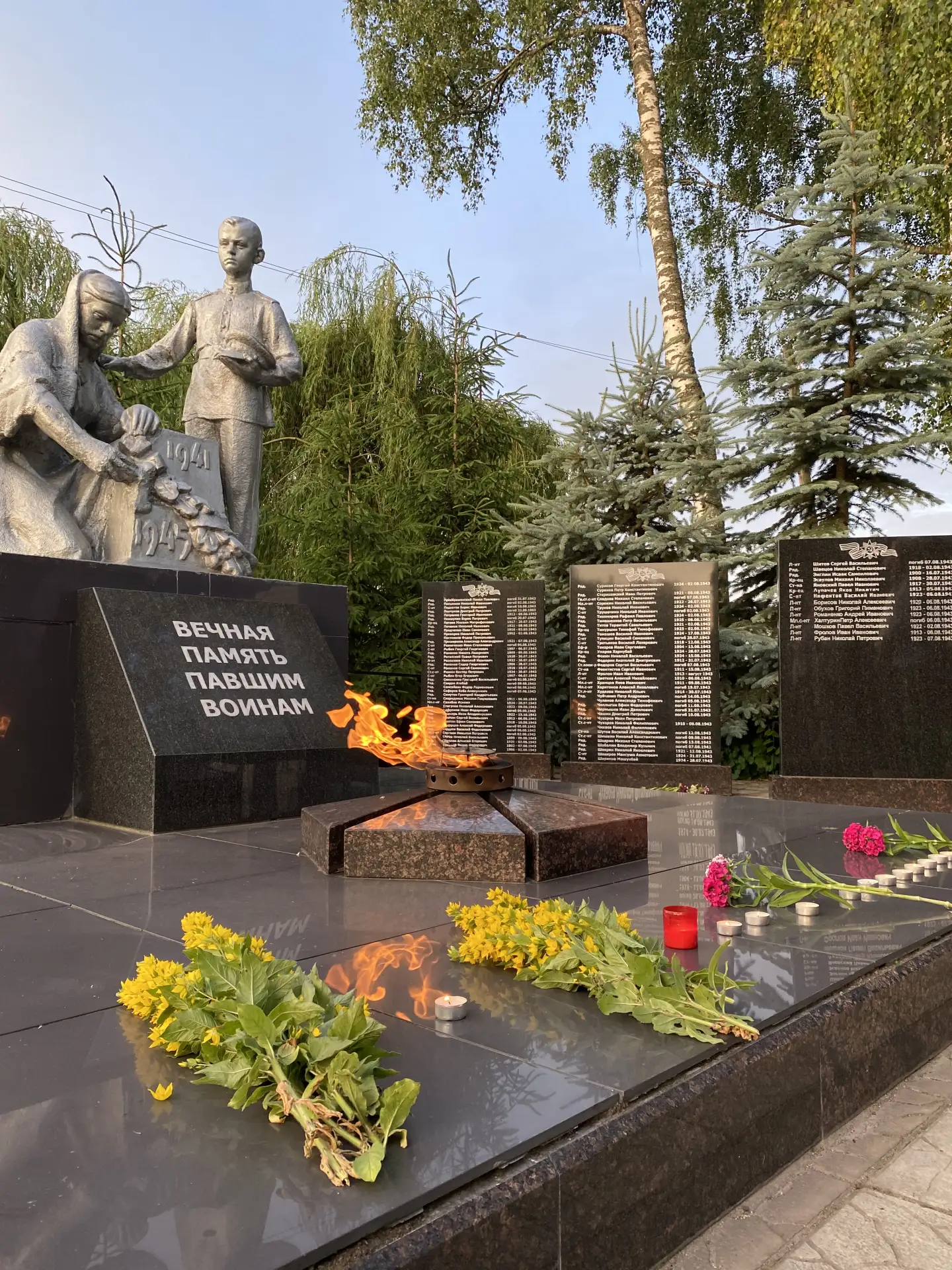 22 июня, в День памяти и скорби, в Знаменском районе прошла акция «Свеча Памяти»

Сегодня в 4 часа у