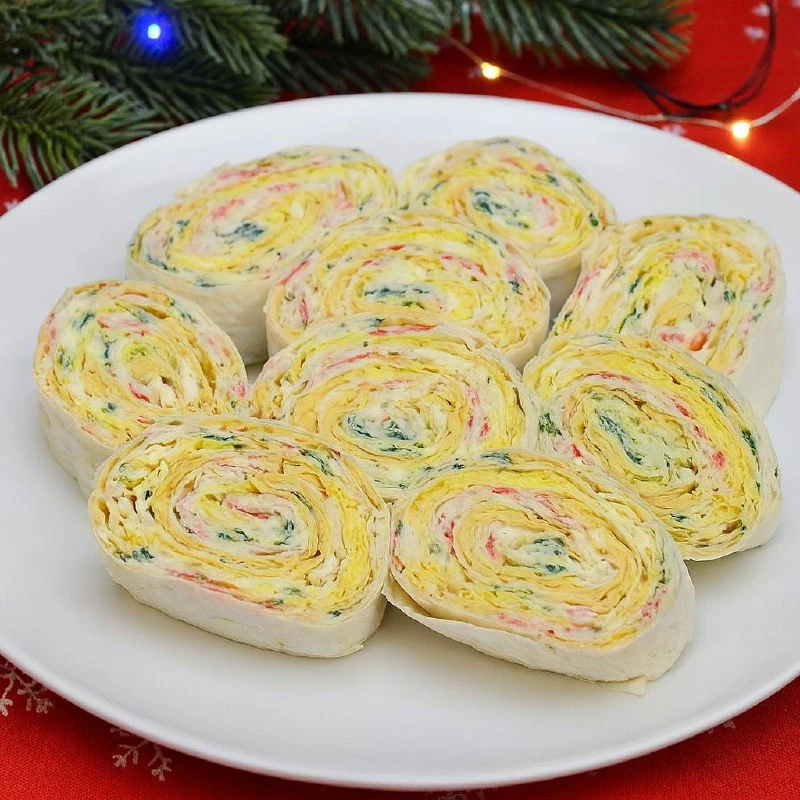РУЛЕТ ИЗ ЛАВАША С КРАБОВЫМИ ПАЛОЧКАМИ, СЫРОМ И ЯЙЦОМ