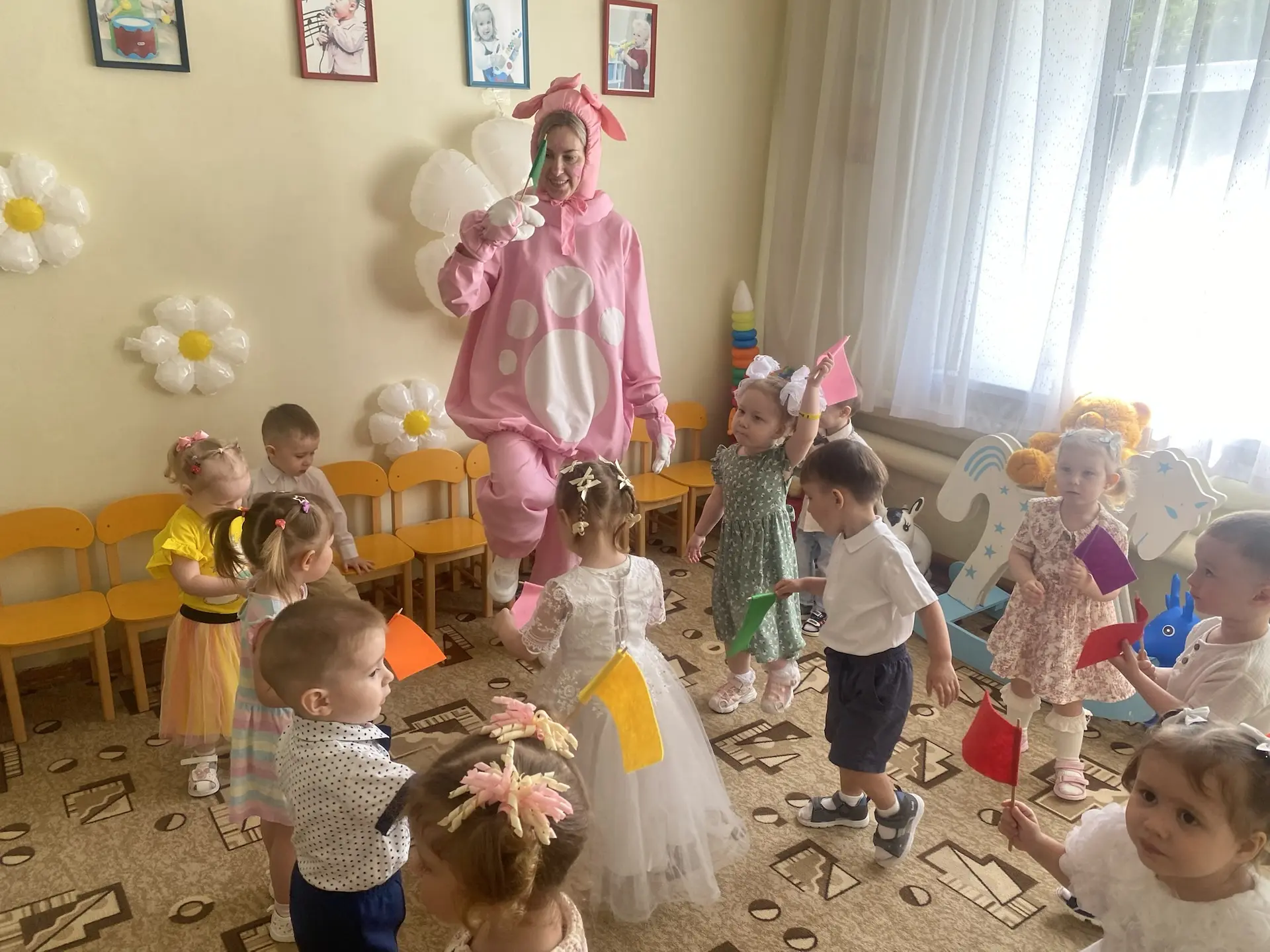 Кажется, только вчера они впервые переступили порог яслей… А сегодня — уже выпускники! ...