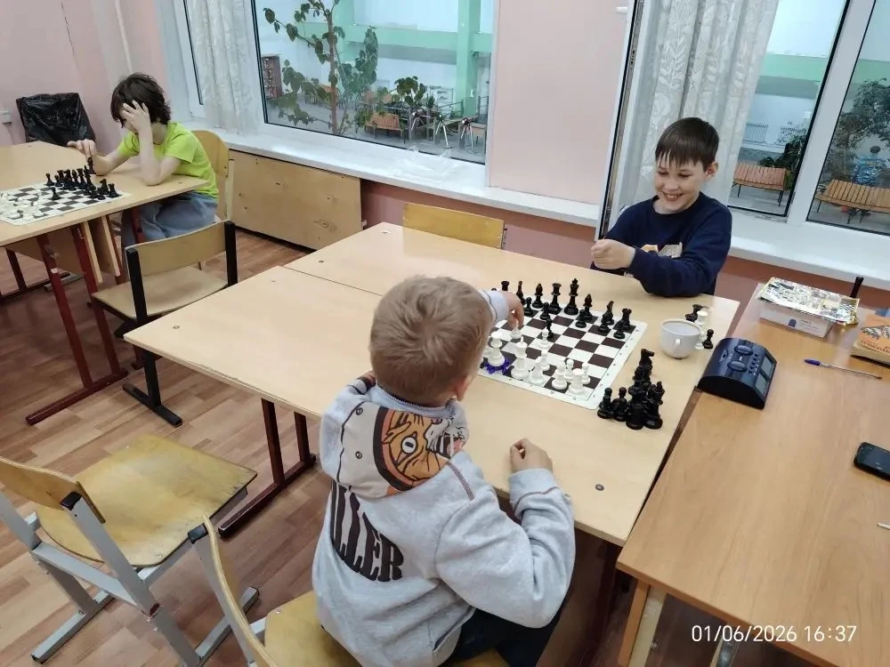 Вместо скучных лекций — звон мяча и напряжённые партии на досках. В День защиты детей в школе №42 пр