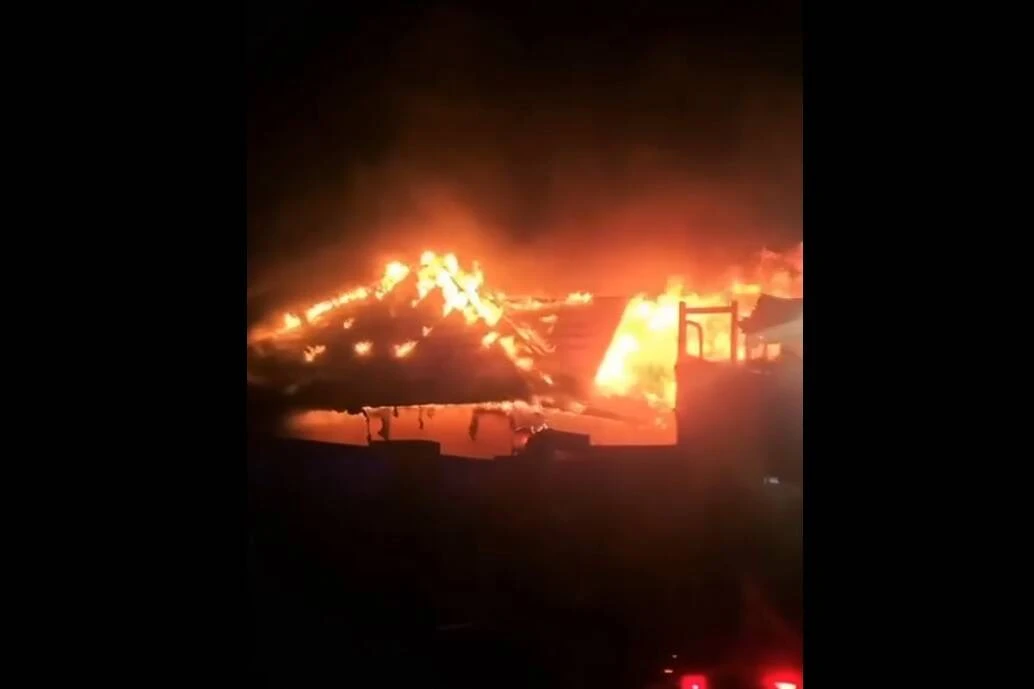 Полыхающий дом в Салмачах сняли на видео