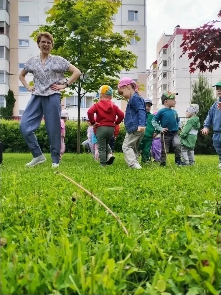 🌸🌸🌸Долгожданное лето наступило! Малыши вышли на прогулку, где их встретил 🐔Петушок ...