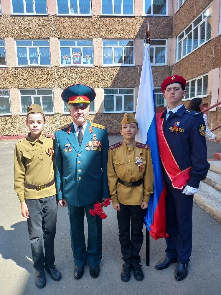 «Бессмертный полк» в школе №114: память, гордость, благодарность 🕯️  🇷🇺  7 мая в МБОУ «СОШ №114» про