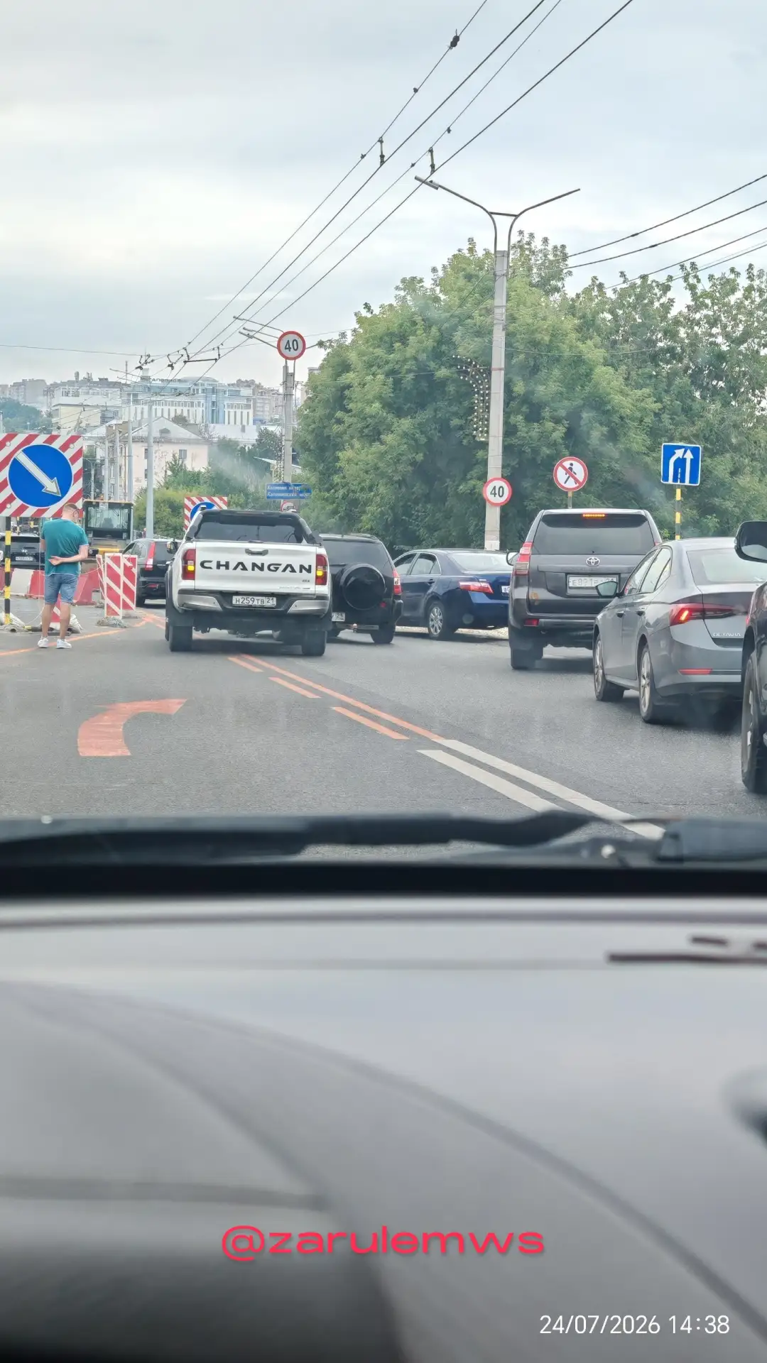 Пикап от Чангана подбил Suzuki Grand Vitara на сужении перед Калининским мостом. Будет пробка?