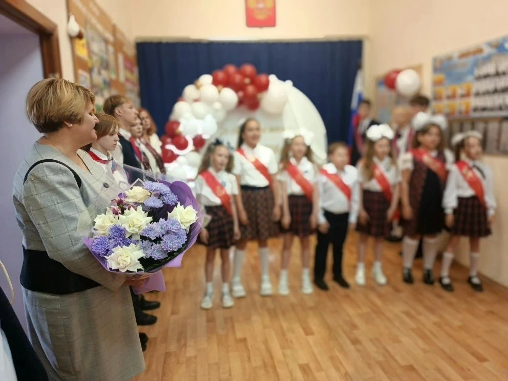 В последний учебный день глава Камышинского сельсовета Павел Викторович посетил торжест...