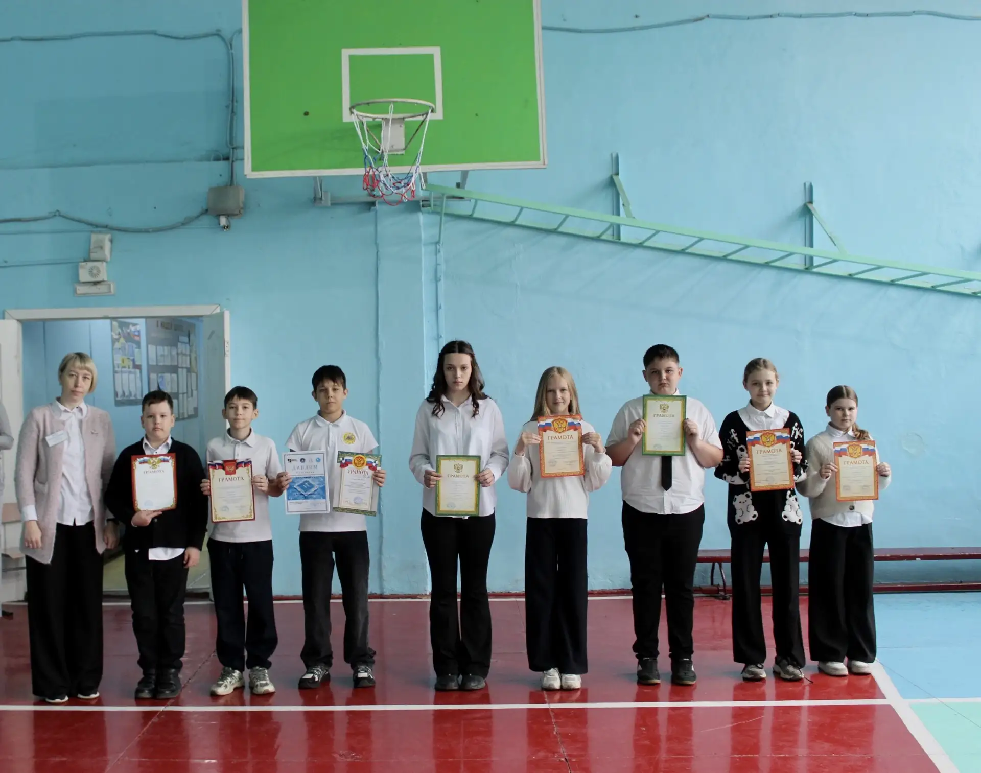 🎓 Сегодня в нашей школе прошли итоговые линейки, посвященные завершению учебного года! 🎓  Мы подвели
