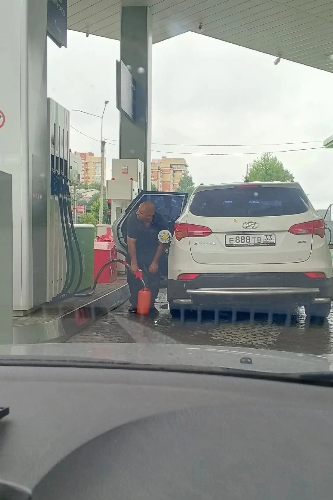 Заправка Татнефть на Мира
Вроде сейчас нет дефицита бензина? Зачем вести себя как крысеныш и прятать