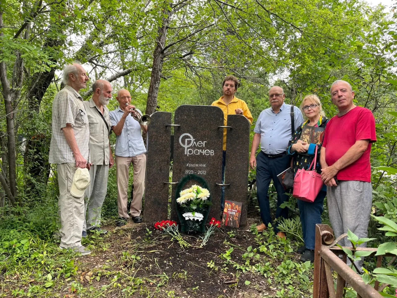 🎨 В Симферополе открыт памятник художнику-ветерану Олегу Грачёву

Его альбом «И был вечер, и было у