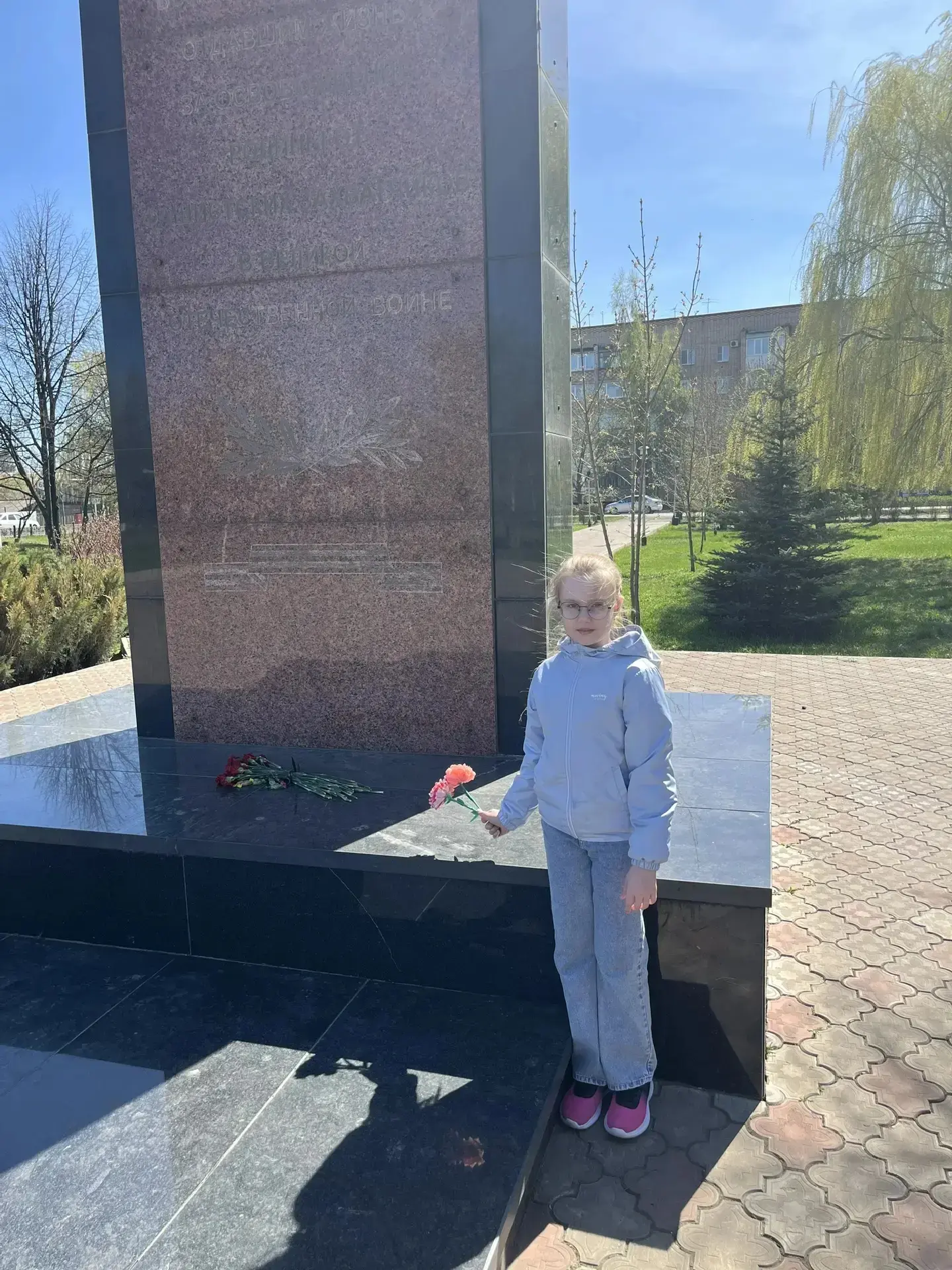 🌹 Орлята России приняли участие в акции «Красная гвоздика» и возложили цветы к Вечному огню.  19 апр