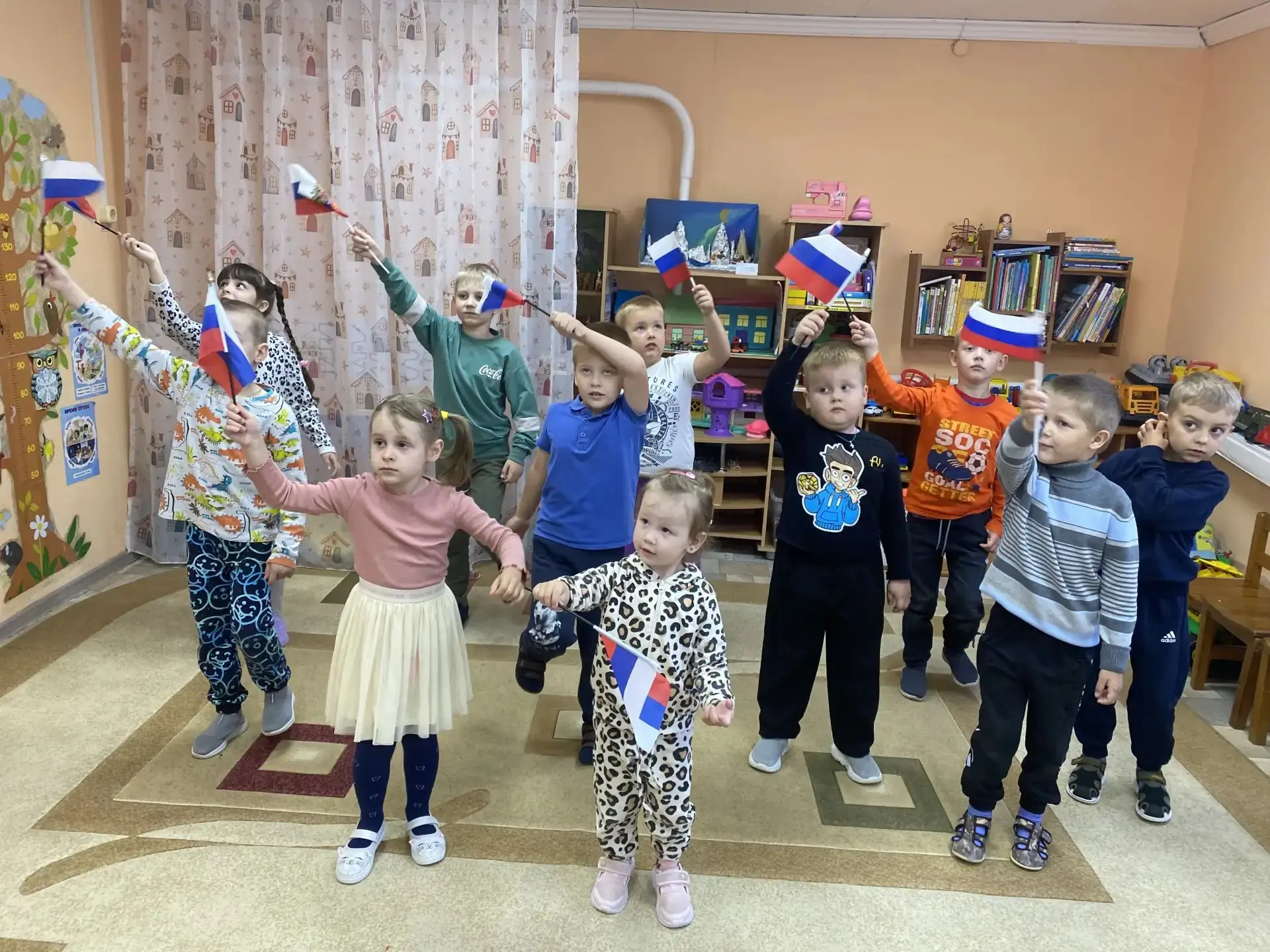В преддверии праздника "День Российского флага".