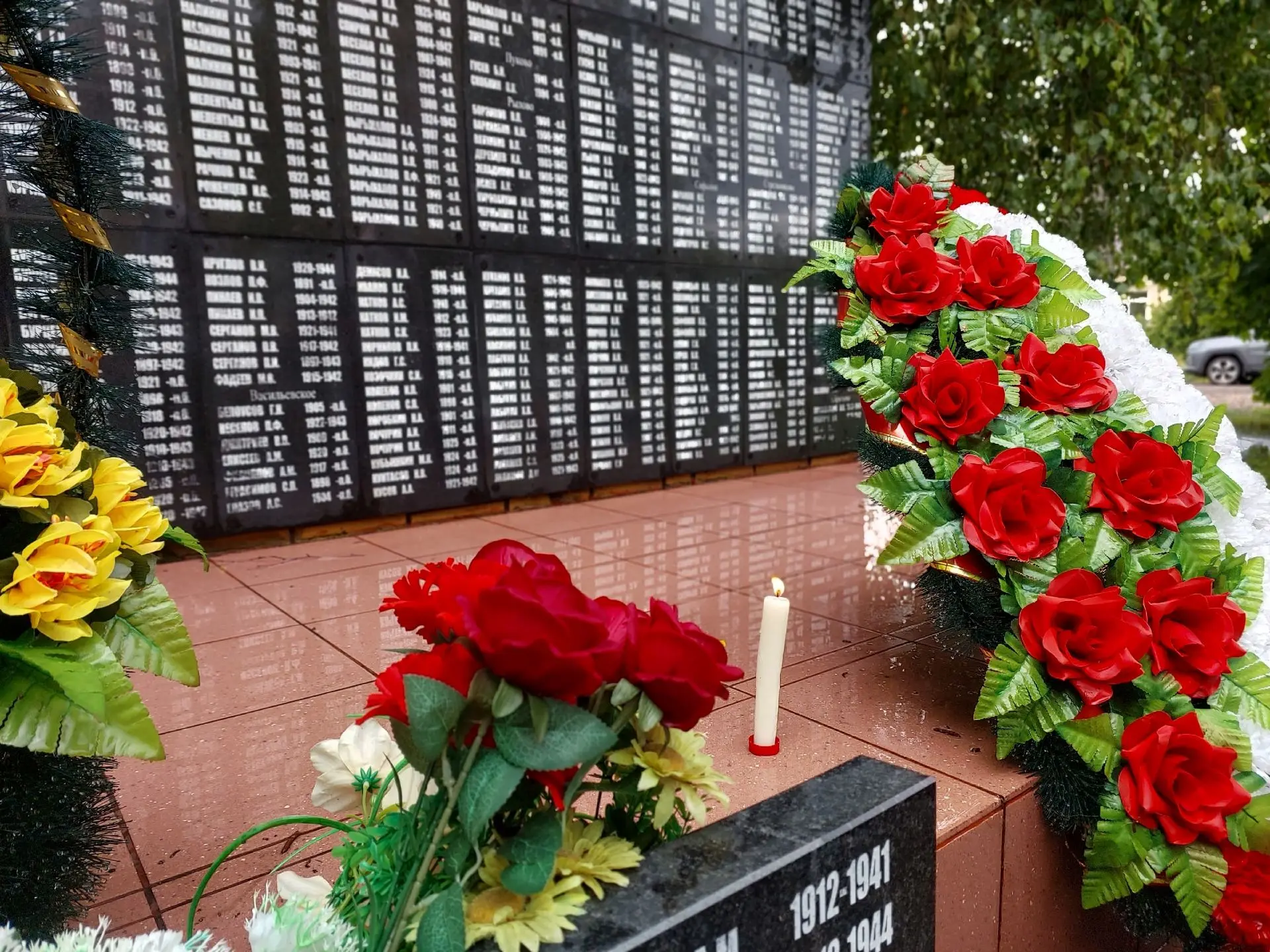 Сегодня, в День памяти и скорби, в нашем пришкольном лагере прошла линейка у памятного знака в с.Мих