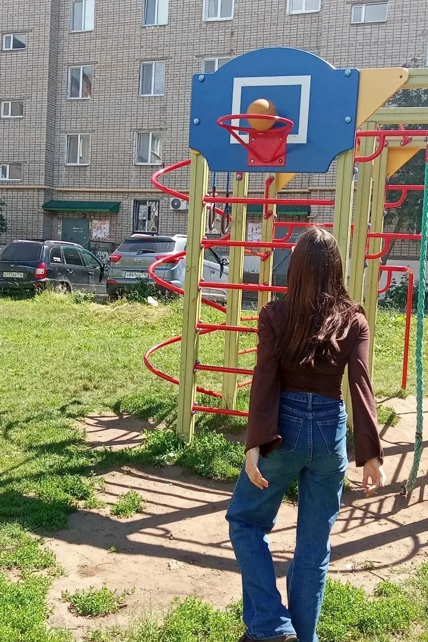 Дворовая площадка- место для совместного активного отдыха. Ребята поиграли в мяч,попрыг...
