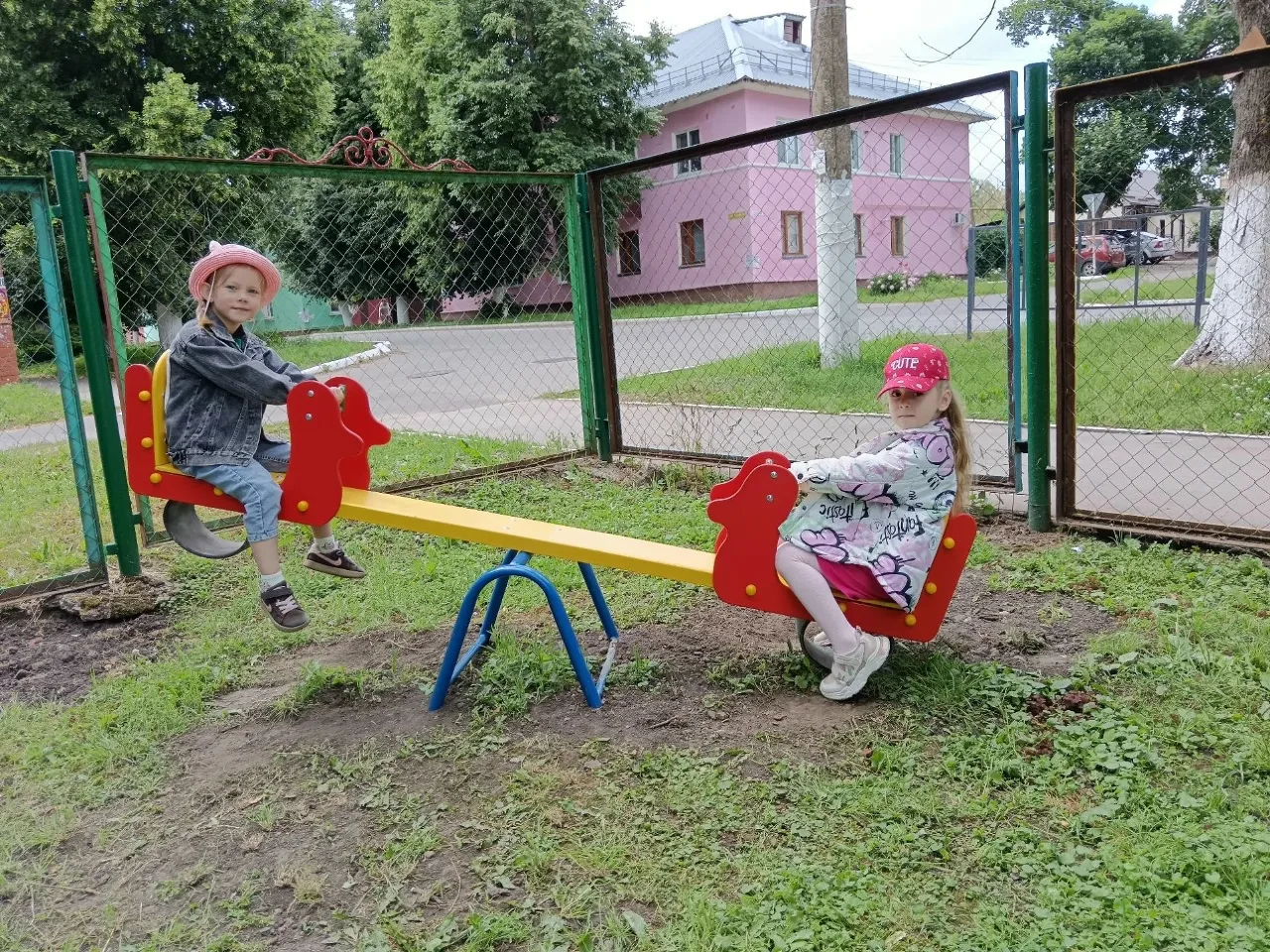 Старшие дошколята оценили новое уличное игровое и спортивное оборудование на высокую оценку. С удово
