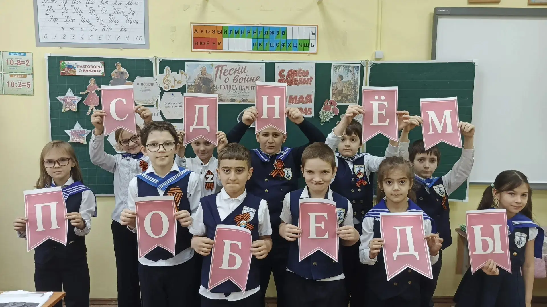 Сегодняшняя неделя по традиции началась с торжественной линейки, на которой был внесен флаг Российск