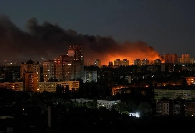 Этой ночью по целям в 404 летели наши дроны, бомбы и ракеты. Криворукое ПэПэО херачило по домам, а Т