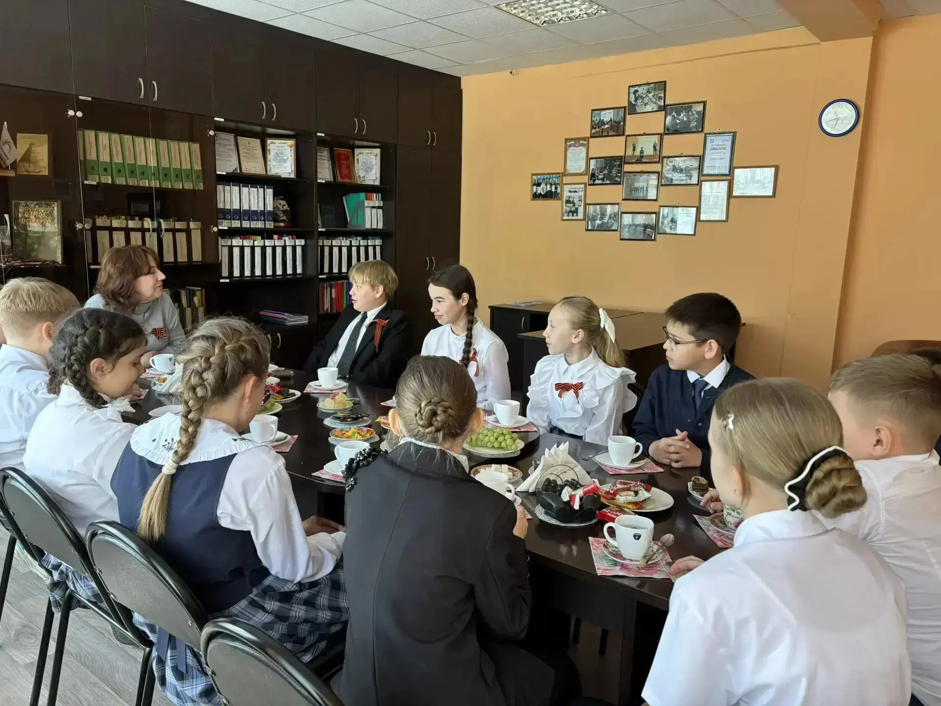 💥Традиция, объединяющая мудрость и детскую непосредственность, состоялась у нас в школе. За «круглым