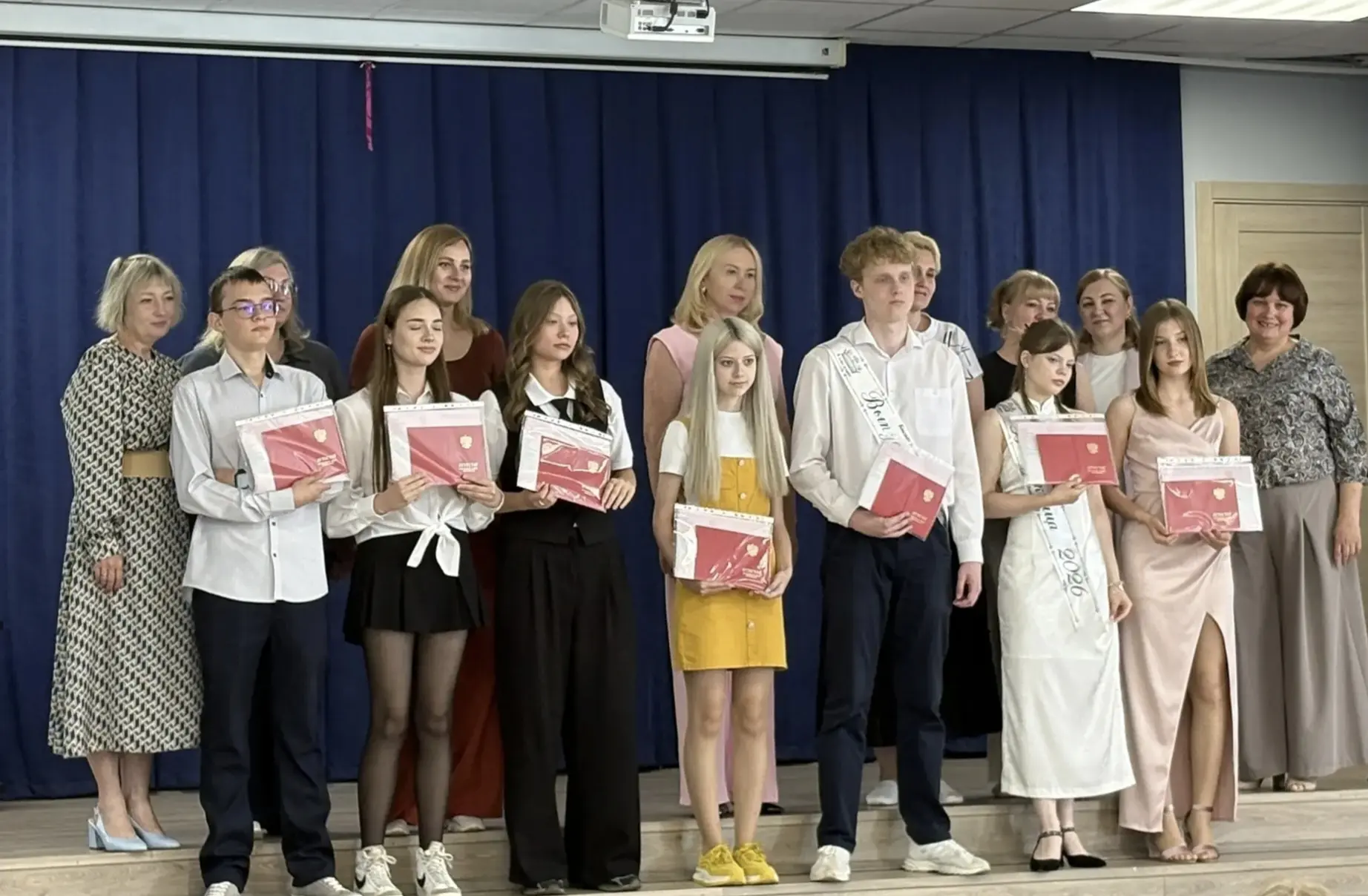 Здравствуйте, уважаемые родители и учителя!

✨🎉 В нашей школе состоялся выпускной для 9-классников!