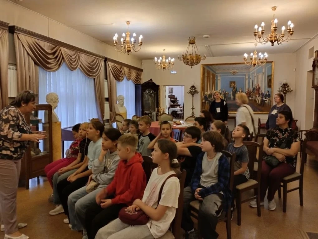 Вслед за 5 отрядом в Музее "Нарвская застава" побывали ребята из 4 отряда. Они вспомнили творчество 