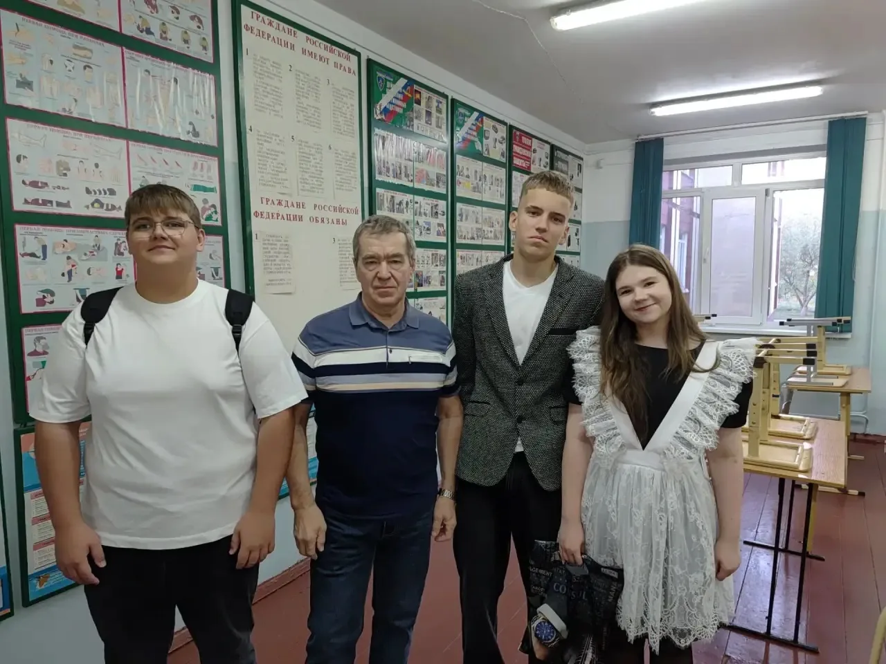 Учащиеся 9 «Е» класса школы № 128 от всей души поздравляют своих педагогов с профессион...